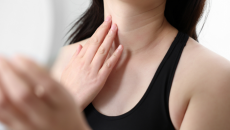Cách khắc phục nếp nhăn ở cổ do thói quen dùng điện thoại