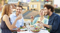 Ăn uống lành mạnh hơn nhờ các mối quan hệ xã hội