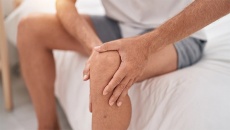 Bị run chân sau tai biến có phải bệnh Parkinson không?