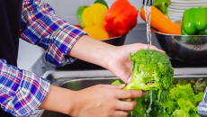 Rửa thế nào để làm sạch thuốc trừ sâu trên rau củ quả?
