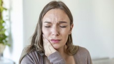 3 dấu hiệu ở miệng cảnh báo thiếu vitamin B12