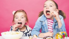 Làm gì khi trẻ nghiện đồ ăn vặt không lành mạnh?