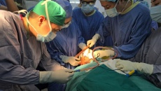 Phẫu thuật xuyên đêm cứu sống nam sinh bị thanh sắt đâm xuyên mặt