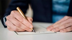 Run tay khi viết hay ký tên là bị làm sao?