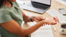 Bị run và đau nhức tay khi viết phải làm thế nào?