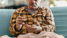 Mắc đái tháo đường, bị tê cứng tay về đêm có khỏi được không?