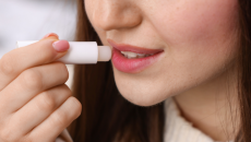 Nguy cơ tiềm ẩn khi dùng chung son dưỡng