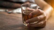 Vì sao run tay giảm khi uống một chút rượu?