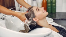 Tóc mềm mượt hơn với phương pháp gội đầu này