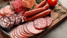 Bị cholesterol cao nên tránh ăn gì?