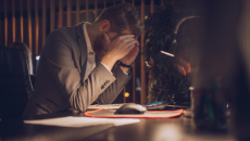 Làm việc quá sức có thể ảnh hưởng đến khả năng sinh sản