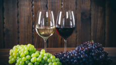 Chuyên gia dinh dưỡng nói gì về lợi ích sức khỏe của vang đỏ và vang trắng?