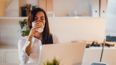 Tay run, tim đập nhanh khi uống cà phê: Làm sao để hết?