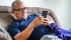 Lợi ích của việc dùng điện thoại với người cao tuổi