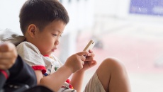 3 nguy cơ sức khỏe khi cho con sở hữu điện thoại quá sớm