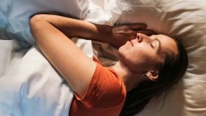 Chuyên gia chia sẻ 5 mẹo đơn giản giúp ngủ ngon hơn