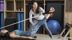 Tập Pilates với máy Reformer bị chóng mặt có sao không?