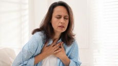 Làm sao để giảm khó thở, đau ngực ở người bệnh suy tim nặng?