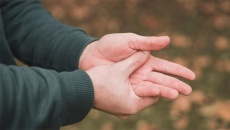 Bị run tay lâu năm, run ngày càng nặng có cách nào cải thiện?