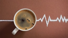 Tim đập loạn xạ, tay run mỗi khi uống cà phê, trà đặc cảnh báo điều gì?