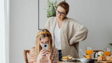 7 cách giúp trẻ 'rời xa màn hình' trong những ngày nghỉ 