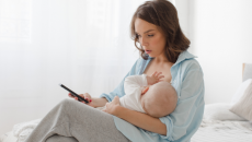 Có nên sử dụng điện thoại khi đang cho con bú?