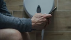 Tuyệt đối không dùng điện thoại khi đi vệ sinh vì lý do bất ngờ