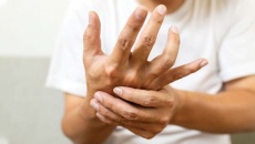 Bệnh Parkinson: Không dùng thuốc Tây mà chỉ dùng TPBVSK Vương Lão Kiện được không?