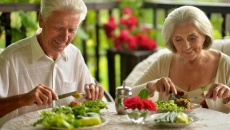 Người bị run tay run chân nên ăn gì và kiêng ăn gì?