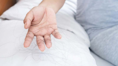 Vỏ gối và thói quen ngủ có liên quan đến rụng tóc?
