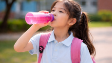 Trẻ cần uống bao nhiêu nước mỗi ngày khi ở trường?