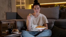 Ăn khuya có ảnh hưởng đến giấc ngủ không?