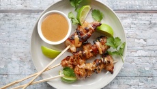 Ăn ngon để tăng cơ: Gà xiên satay ăn kèm sốt đậu phộng