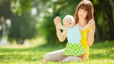 Tắm nắng cho trẻ sơ sinh lúc mấy giờ là tốt và an toàn?