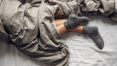 Có nên đi tất khi ngủ?