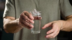 Nguyên nhân run tay khi cầm đồ vật là gì?