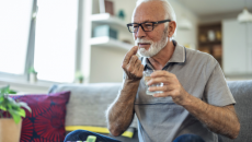 Dùng thuốc ức chế miễn dịch trị vảy nến bị tác dụng phụ, nên làm gì?