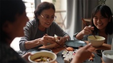 Uống TPBVSK Vương Lão Kiện để giảm run có cần kiêng ăn gì không?