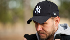 Thói quen đội mũ có khiến tóc rụng nhiều hơn?