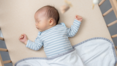 Infographic: Những lầm tưởng về giấc ngủ của trẻ sơ sinh khiến cha mẹ dễ lo lắng
