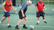 6 lý do 'bóng đá đi bộ' là lựa chọn thể thao hoàn hảo cho người cao tuổi