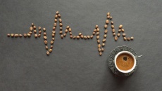 Uống nhiều cà phê để tỉnh táo nhưng hay hồi hộp, tim đập nhanh có đáng lo?