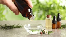 Chăm sóc tóc mùa Hè với tinh dầu tràm trà