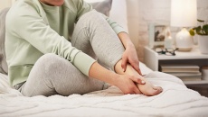 Biến chứng tê bì tay chân, khó ngủ về đêm, mắt mờ do đái tháo đường xử trí thế nào?