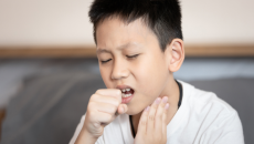 Tại sao trẻ dễ viêm họng do dùng điều hòa và thời tiết thất thường?