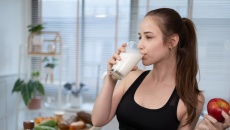 Ngoài nước lọc, nên uống gì trong ngày nắng nóng?