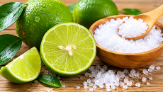 Mẹo làm sạch dầu mỡ trên tủ bếp bằng chanh và muối