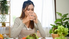 Ăn thực phẩm nào dễ gây khát nước?