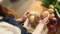 Bảo quản khoai tây thế nào để hạn chế nảy mầm?