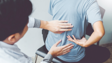 Đau thần kinh tọa do thoát vị đĩa đệm chèn dây thần kinh phải làm sao?